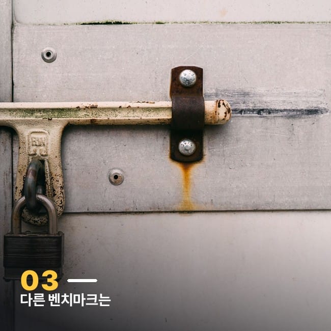 금속 문에 걸려있는 낡은 자물쇠