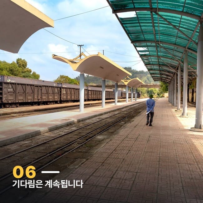 플랫폼을 따라 걸어가는 사람의 뒷모습