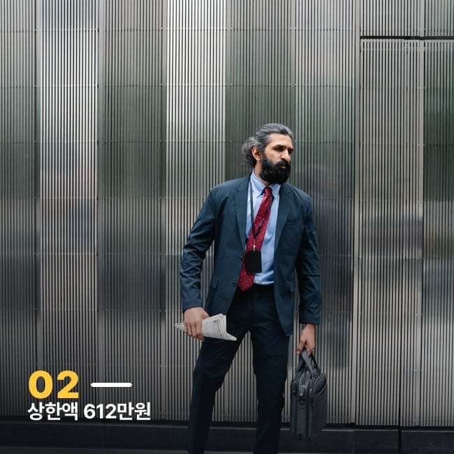 정장 차림에 서류가방을 든 사람