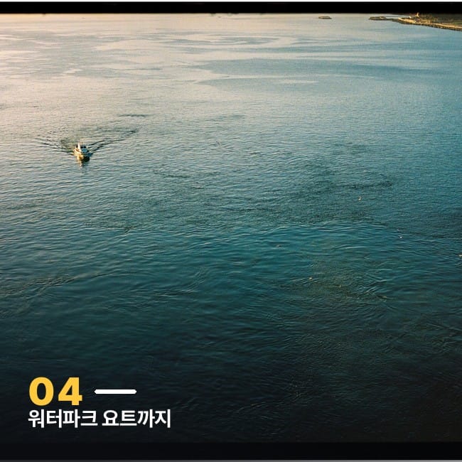 잔잔한 바다 위를 지나가는 요트