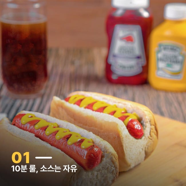 케첩과 머스타드를 곁들인 핫도그 두 개