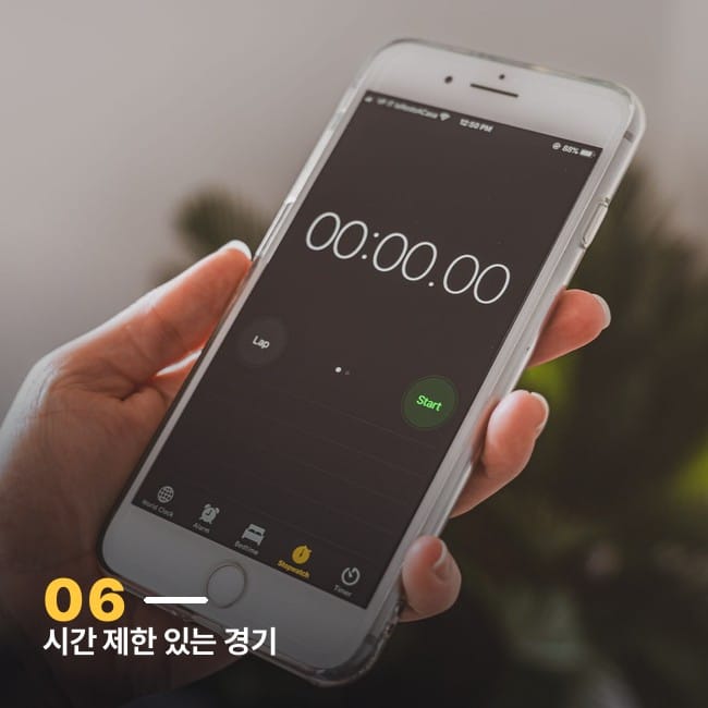 스톱워치 앱을 켠 스마트폰을 든 손