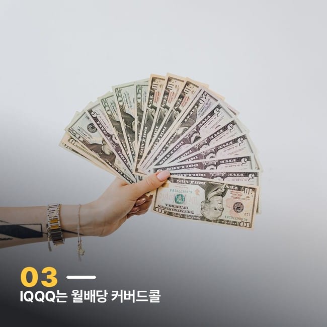 손에 쥔 달러 지폐 부채꼴