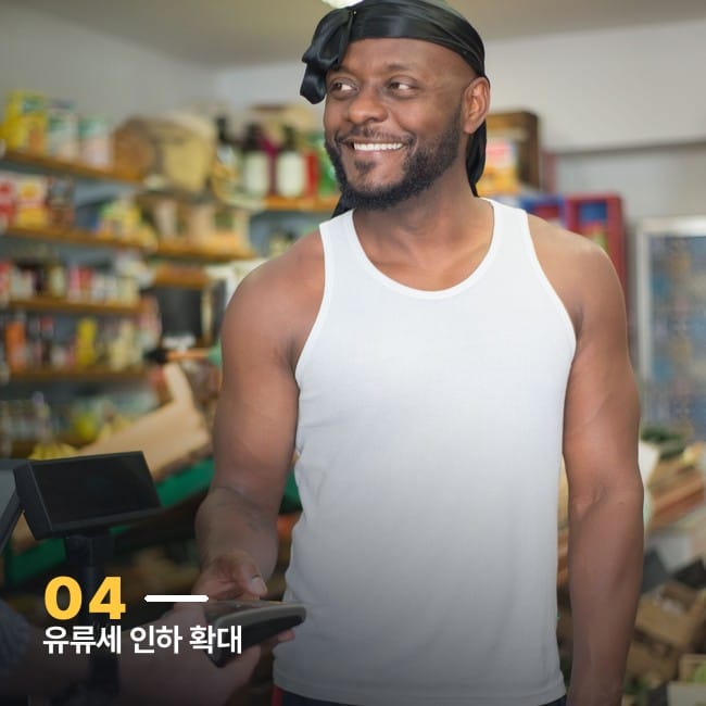 마트 계산대에서 카드로 결제하는 손