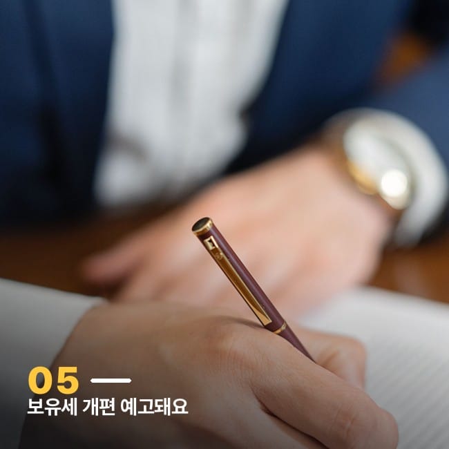 서류에 서명하는 손