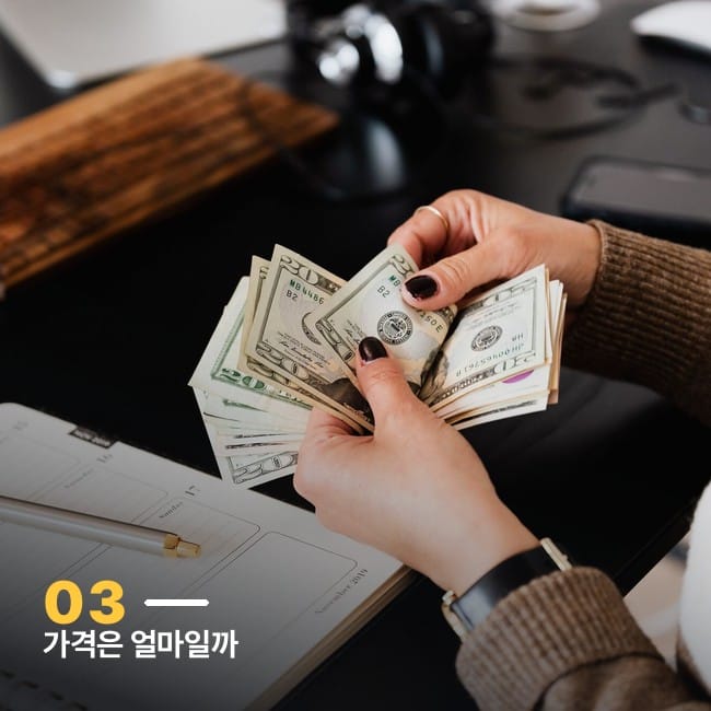 지폐를 세고 있는 손 사진