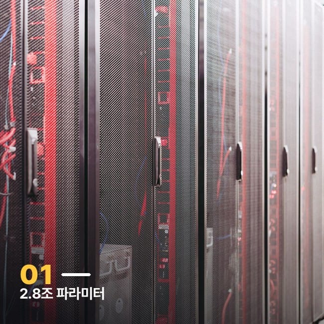 서버랙이 줄지어 있는 데이터센터 사진