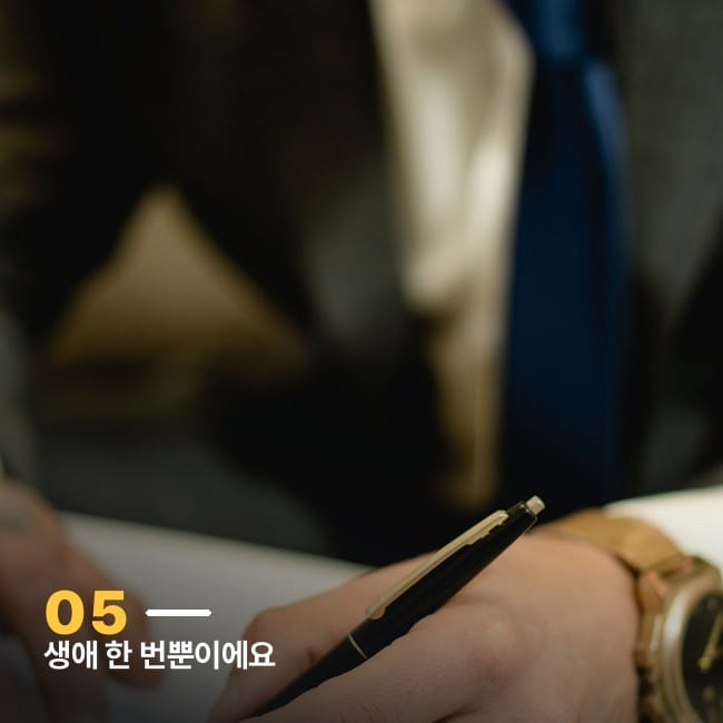 서류에 펜으로 서명하는 손