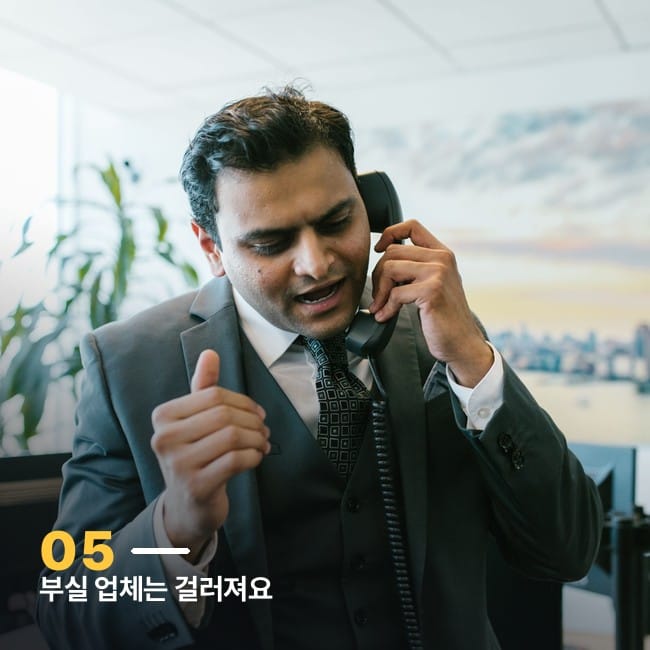 사무실에서 유선전화로 통화하는 남성