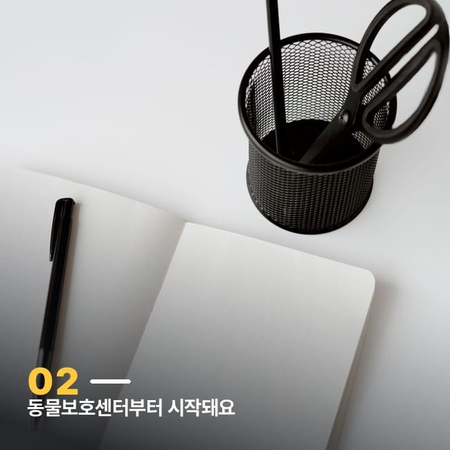 빈 노트와 펜이 놓인 미니멀한 책상
