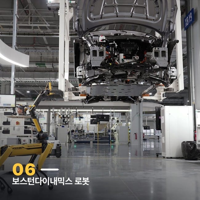 자동차 공장에서 작업하는 보스턴다이내믹스 사족보행 로봇(스팟) 사진
