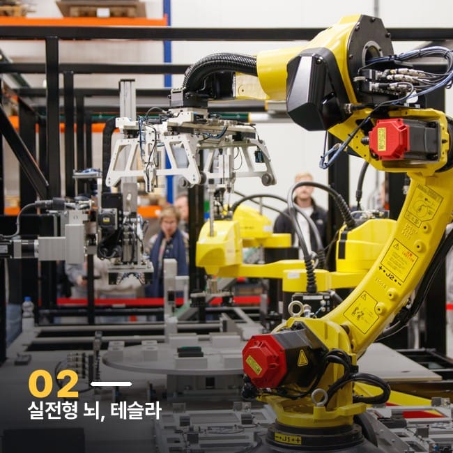 산업용 로봇팔이 제조 현장에서 작업하는 사진, 자동차 공장 자동화를 상징하는 이미지