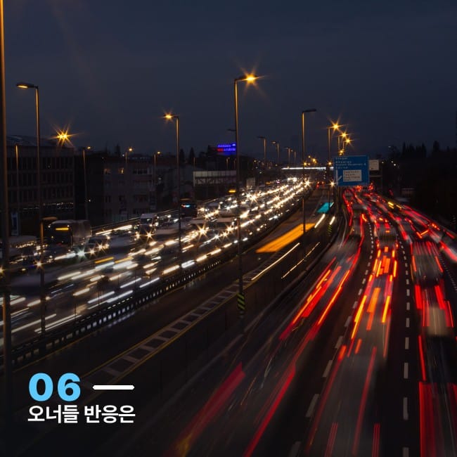 야간 고속도로 장노출 촬영 사진, 테슬라 FSD 라이트 오너들의 실제 주행과 반응을 상징하는 이미지