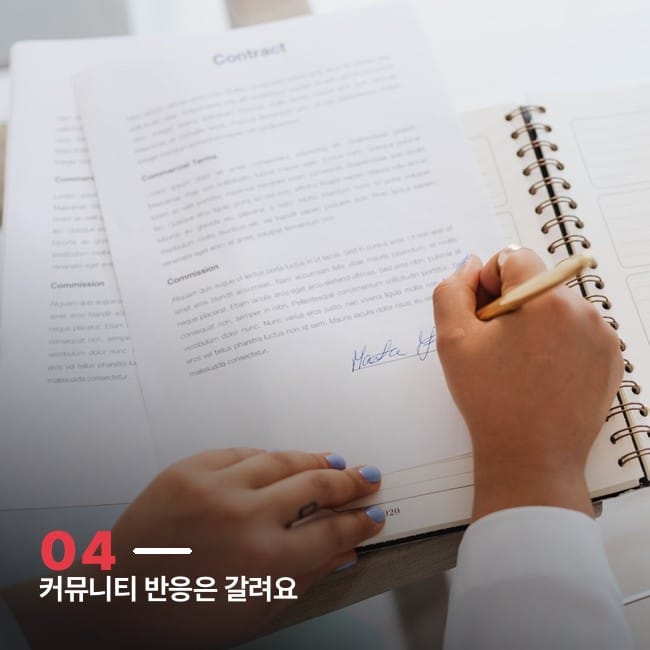 계약서에 서명하는 손 클로즈업 사진, 구독과 구매 사이의 결정을 상징하는 이미지