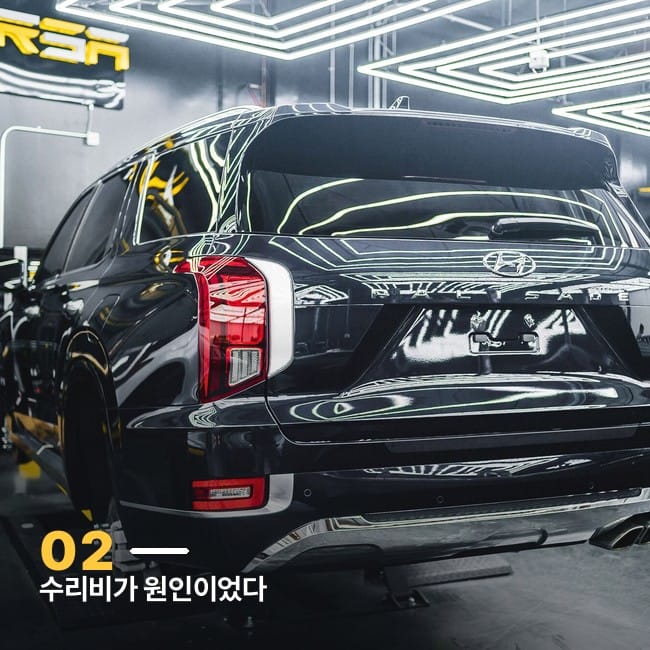 정비소 리프트에 올라간 차량 후면