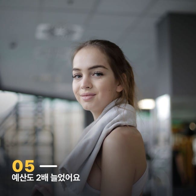 운동 후 미소 짓는 여성