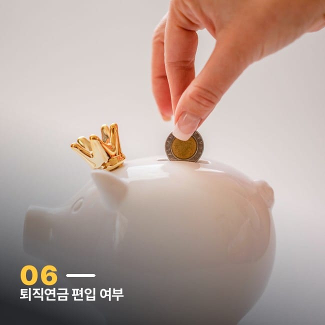 돼지 저금통에 동전을 넣는 손