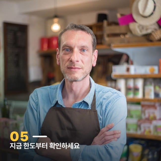 매장 안에서 팔짱을 끼고 서 있는 자영업자