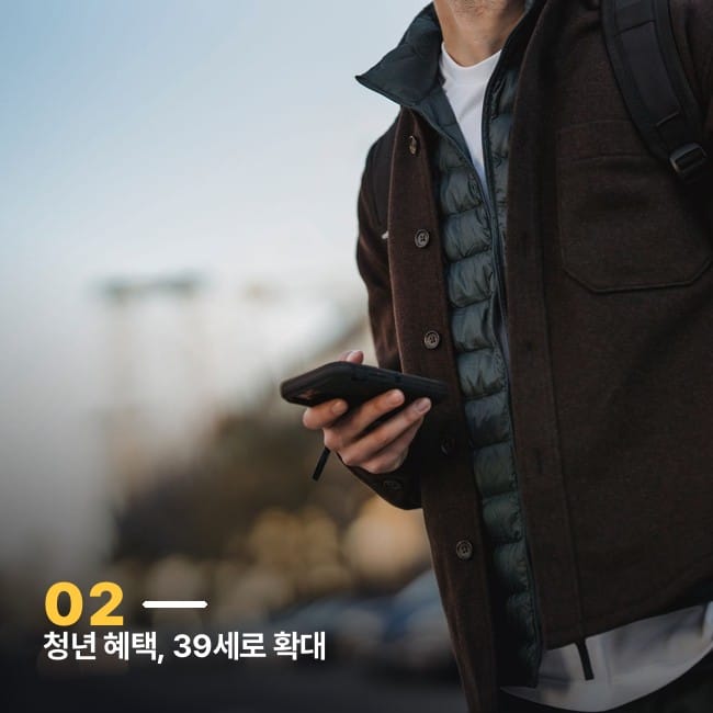 스마트폰을 든 얼굴 없는 인물
