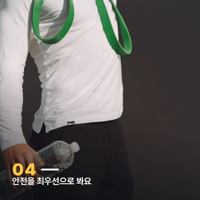 생수병을 든 운동복 차림의 손